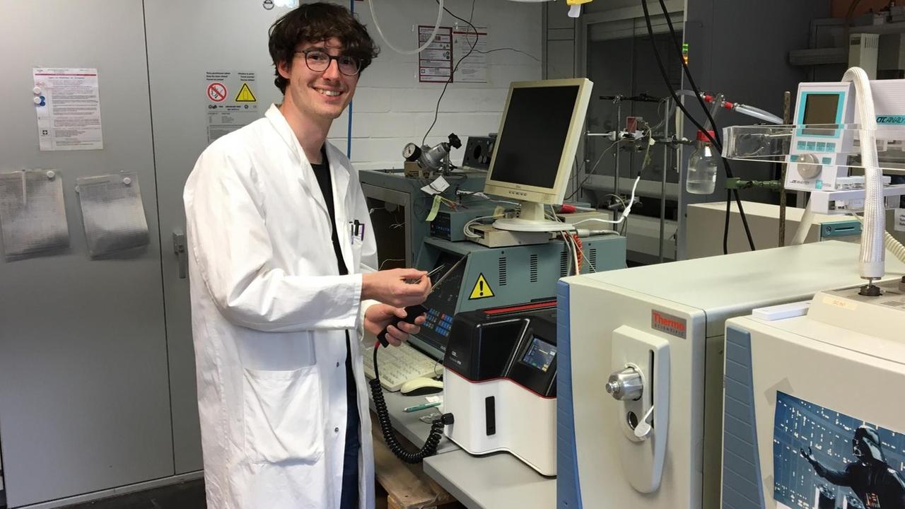 Zacharias Steinmetz, Umweltwissenschaftler an der Uni Landau, untersucht im Projekt SOILPLAST, ob Ackerfolien Makro- und Mikroplastik in die Felder eintragen. Zacharias Steinmetz, Umweltwissenschaftler an der Uni Landau, untersucht im Projekt SOILPLAST, ob Ackerfolien Makro- und Mikroplastik in die Felder eintragen.