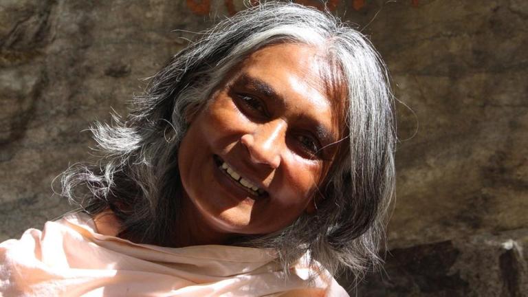Die Einsiedlerin Bhakti, die seit 14 Jahren im Himalaya lebt, in einer Höhle