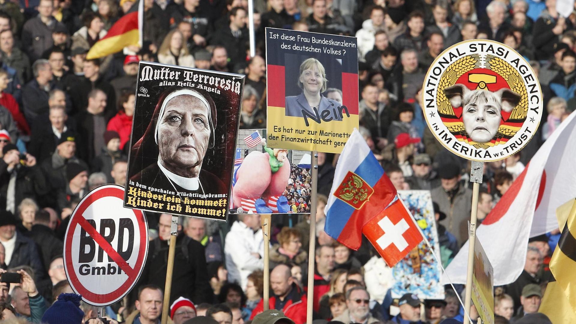 Teilnehmer einer Kundgebung der Pegida-Bewegung haben sich am Königsufer in Dresden versammelt. Teilnehmer einer Kundgebung der Pegida-Bewegung haben sich am Königsufer in Dresden versammelt.