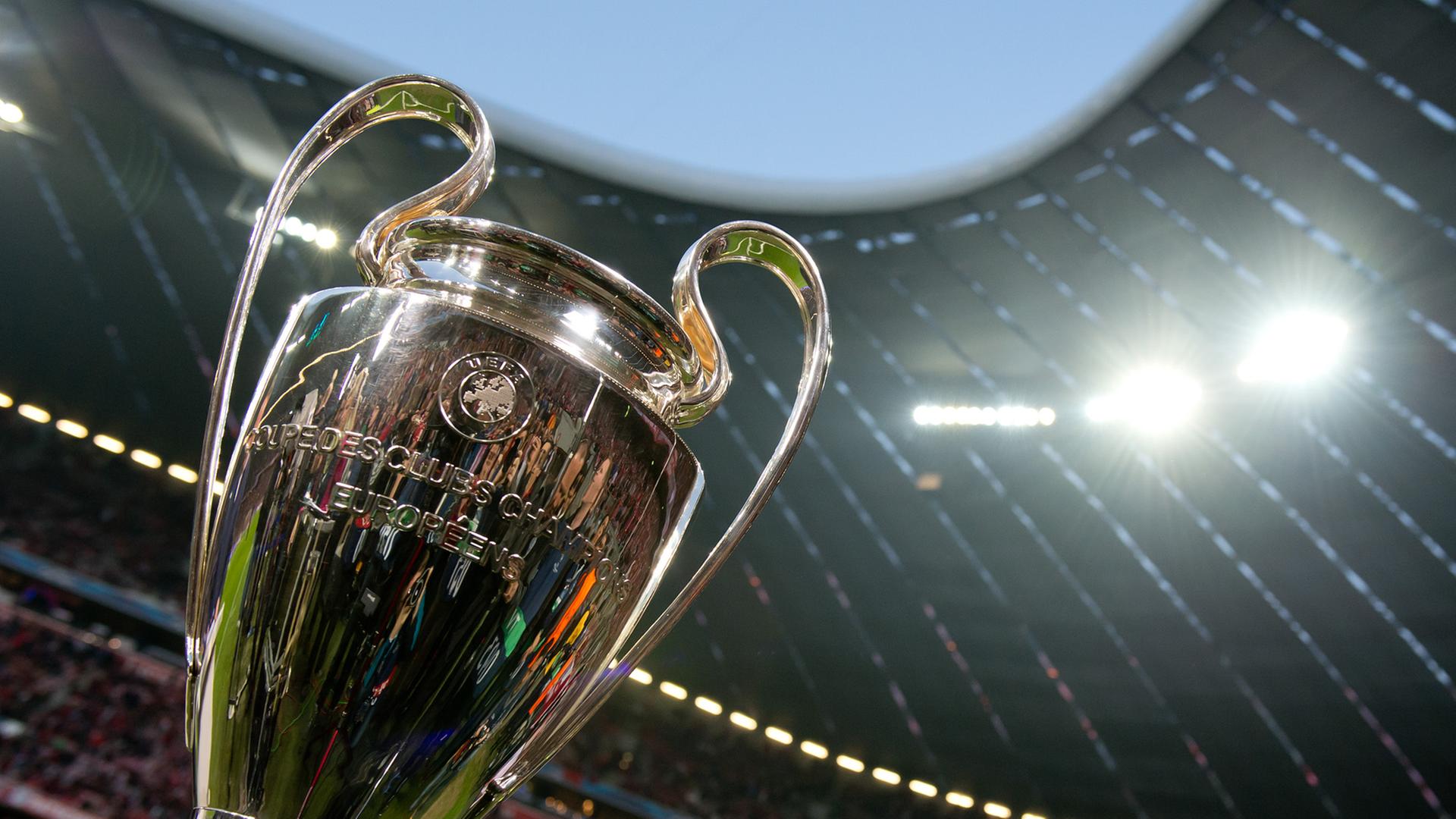 Der Champions-League-Pokal steht auf einem Tisch in einem Stadion. Der Champions-League-Pokal steht auf einem Tisch in einem Stadion.