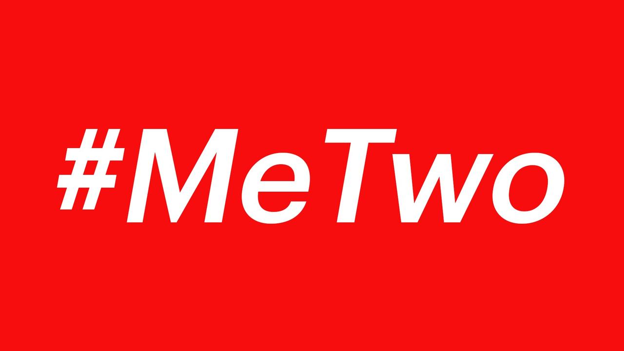 Der Begriff #MeTwo vor rotem Hintergrund. Der Begriff #MeTwo vor rotem Hintergrund.