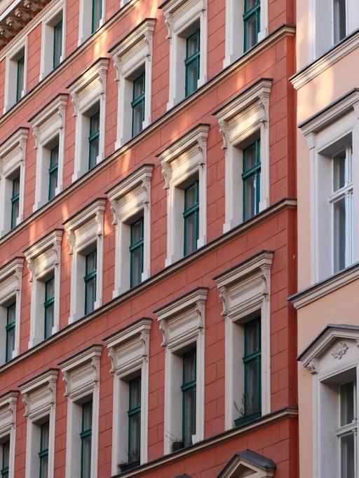 Sanierte Altbauten, aufgenommen im Stadtteil Kreuzberg in Berlin am 18.03.2018.