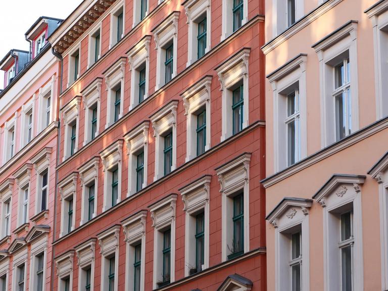 Sanierte Altbauten, aufgenommen im Stadtteil Kreuzberg in Berlin am 18.03.2018.