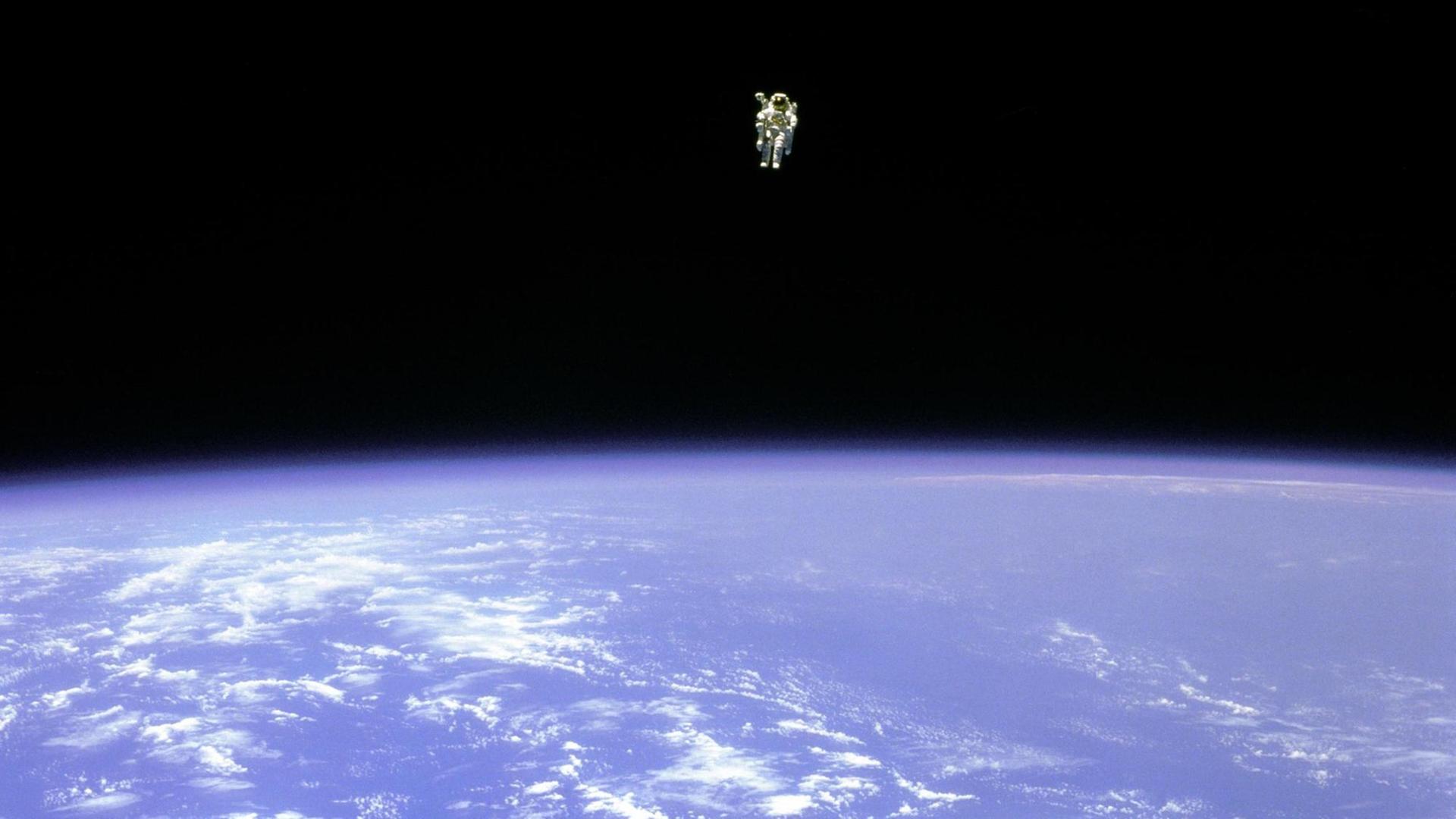 BruceMcCandless in den Weiten des Weltraums BruceMcCandless in den Weiten des Weltraums