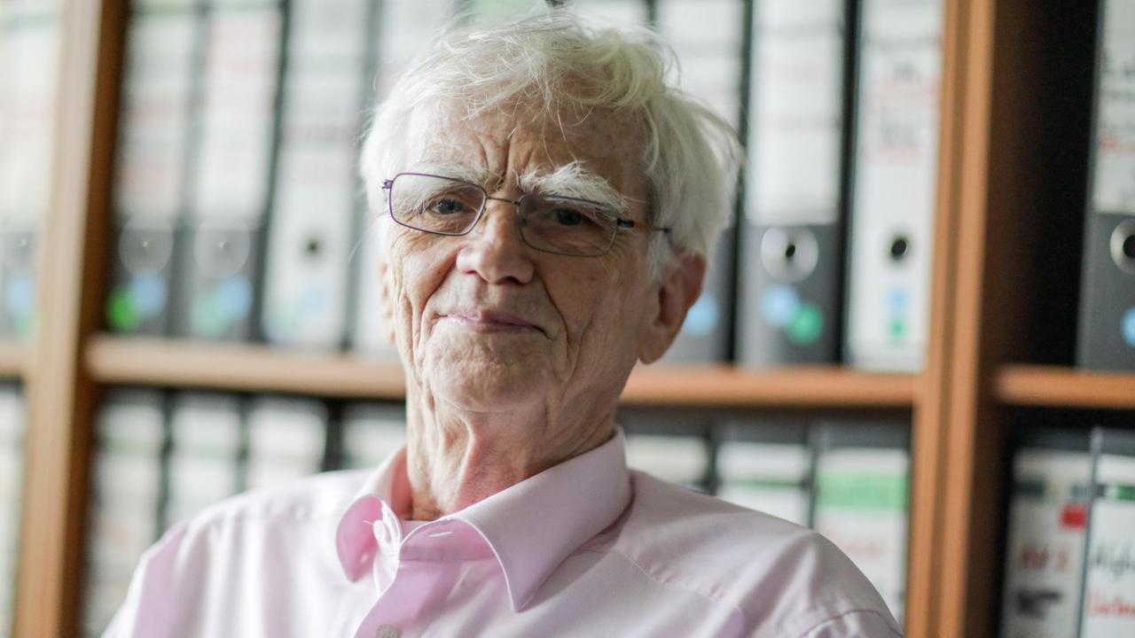 Hans-Christian Ströbele (Bündnis 90/Die Grünen) sitzt am in Berlin in seinem Abgeordneten-Büro vor einem Regal mit Ordnern Hans-Christian Ströbele (Bündnis 90/Die Grünen) sitzt am in Berlin in seinem Abgeordneten-Büro vor einem Regal mit Ordnern