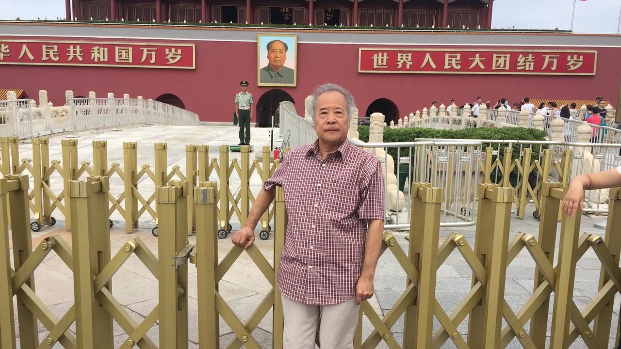 Der Maler des Mao-Porträts, Ge Xiaoguang, vor seinem Werk. Der Maler des Mao-Porträts, Ge Xiaoguang, vor seinem Werk.