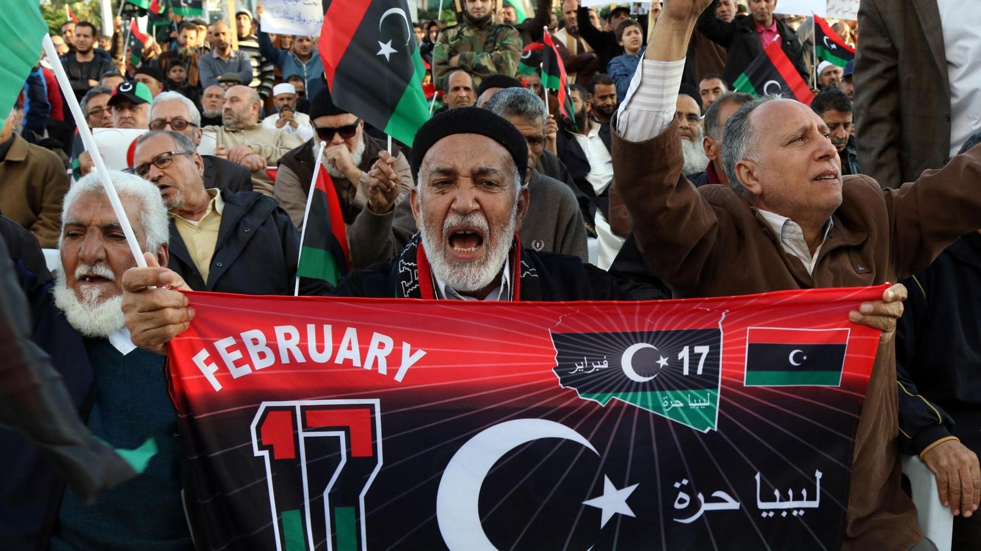 Demonstranten protestieren in Tripolis gegen das UN-Abkommen von Rom zur Bildung einer Einheitsregierung in Libyen. Demonstranten protestieren in Tripolis gegen das UN-Abkommen von Rom zur Bildung einer Einheitsregierung in Libyen.