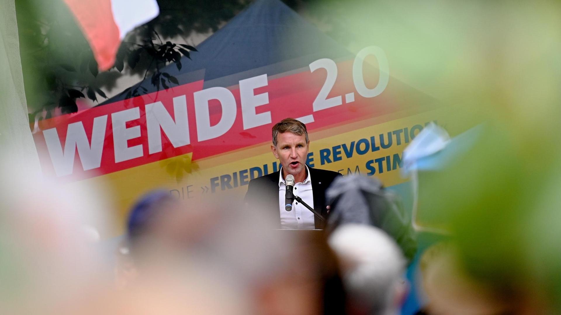 03.10.2019, Thüringen, Mödlareuth/Töpen: Der Spitzenkandidat der AFD-Thüringen Björn Höcke hält eine Rede. Am Tag der Deutschen Einheit hat die AFD bei einer Kundgebung im ehemals geteilten Dorf Mödlareuth eine "Wende 2.0" gefordert. 03.10.2019, Thüringen, Mödlareuth/Töpen: Der Spitzenkandidat der AFD-Thüringen Björn Höcke hält eine Rede. Am Tag der Deutschen Einheit hat die AFD bei einer Kundgebung im ehemals geteilten Dorf Mödlareuth eine "Wende 2.0" gefordert.