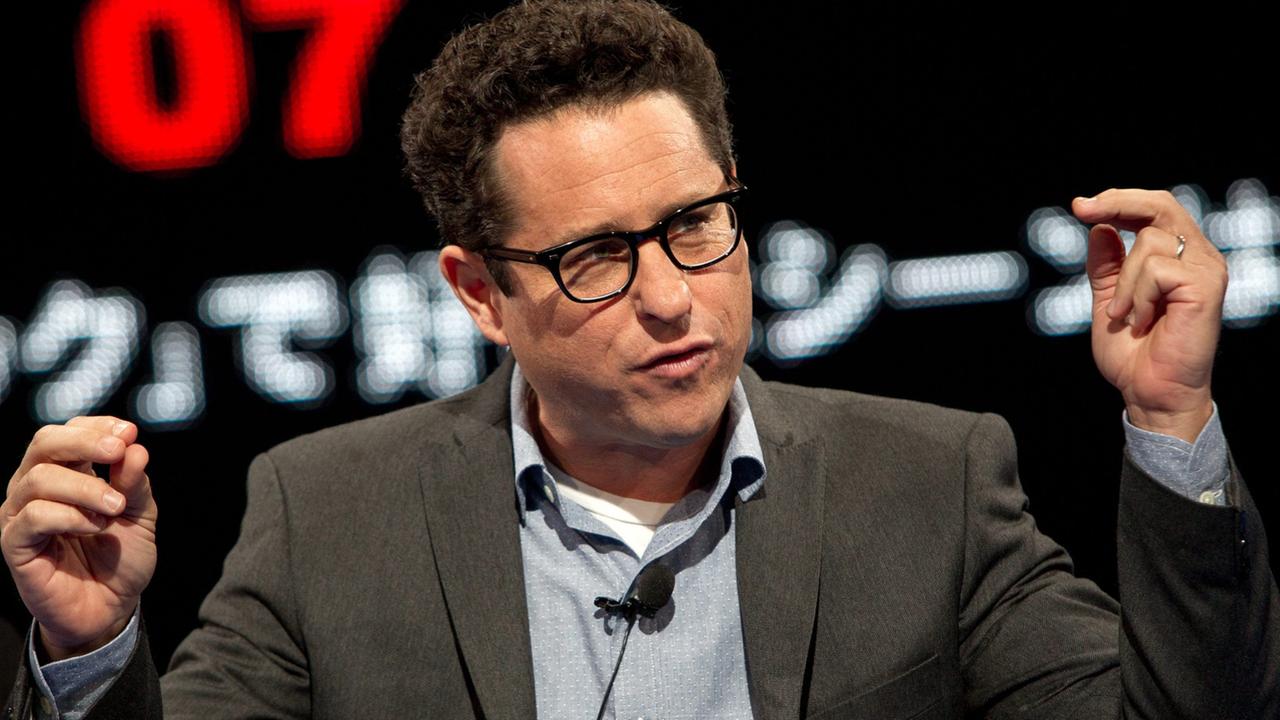 Der Film Regisseur J.J.Abrams spricht auf einer Bühne. Der Film Regisseur J.J.Abrams spricht auf einer Bühne.