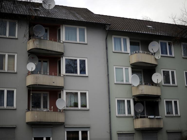 Balkone eines alten Wohnblocks 