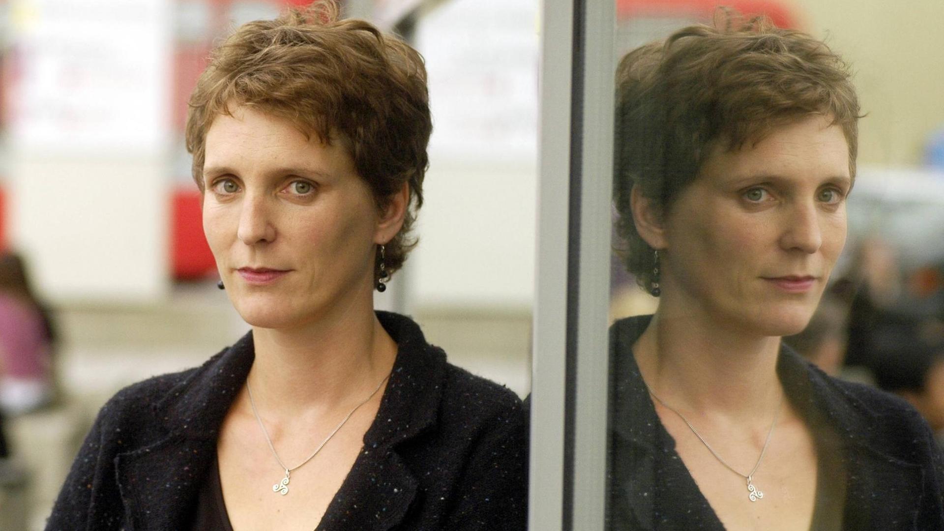 Farbfoto einer jungen Frau, deren Portrait gespiegelt wird in einem Glasfenster, Annette Pehnt, Schriftstellerin Farbfoto einer jungen Frau, deren Portrait gespiegelt wird in einem Glasfenster, Annette Pehnt, Schriftstellerin