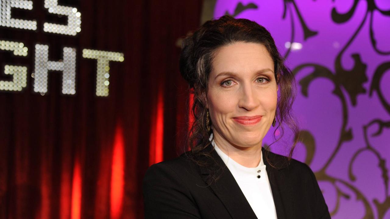 Die Schauspielerin und Kabarettistin Christine Prayon am 18.05.2016 in Köln zu Gast bei Ladies Night der einzigen Comedy- und Kabarettshow mit reiner Frauenbeteiligung. Die Schauspielerin und Kabarettistin Christine Prayon am 18.05.2016 in Köln zu Gast bei Ladies Night der einzigen Comedy- und Kabarettshow mit reiner Frauenbeteiligung.