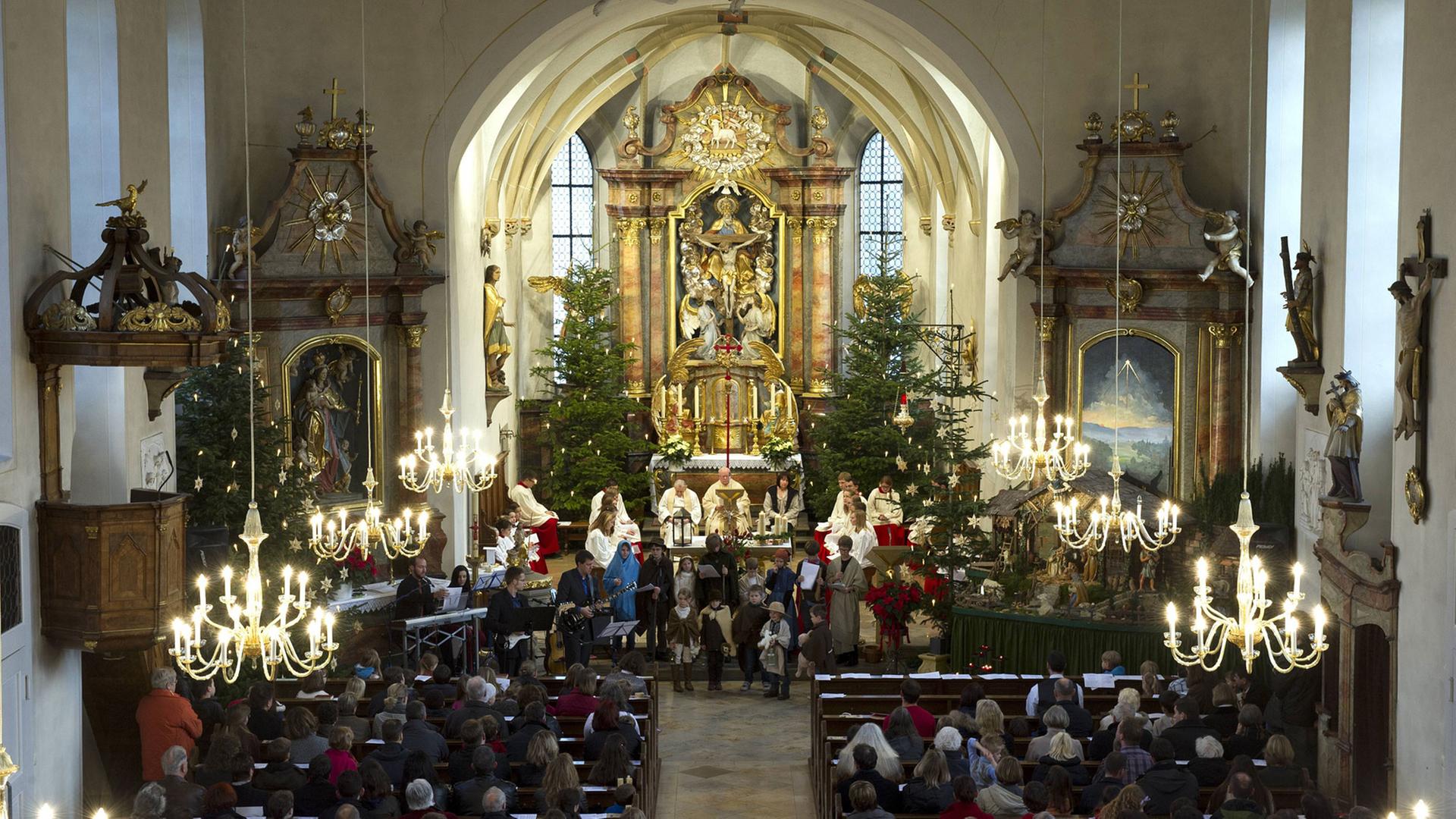 Gottesdienst mit Krippenspiel in der katholischen Pfarrkirche St. Vitus in 2012 in Bad Schönborn (Baden-Württemberg) Gottesdienst mit Krippenspiel in der katholischen Pfarrkirche St. Vitus in 2012 in Bad Schönborn (Baden-Württemberg)