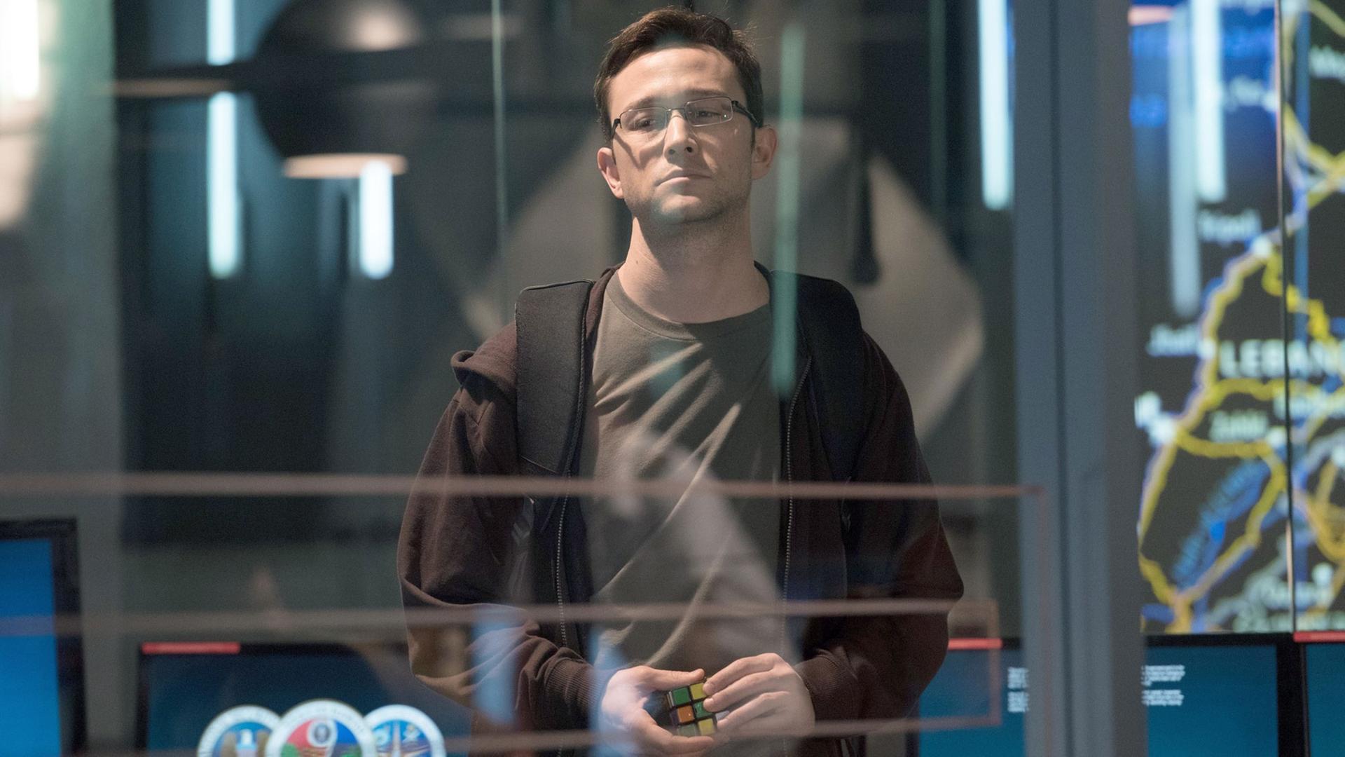 Joseph Gordon-Levitt als Edward Snowden in dem Film "Snowden" Joseph Gordon-Levitt als Edward Snowden in dem Film "Snowden"