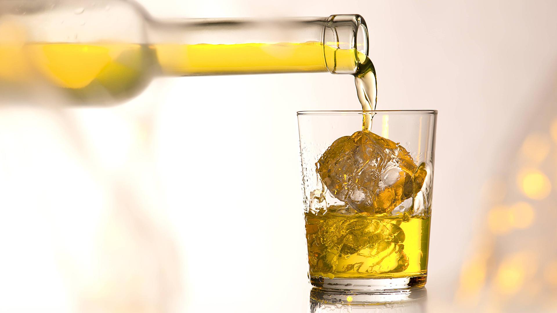 Whisky on the rocks - wenn das EU-Parlament eine Erhöhung der Alkoholsteuer beschließt, könnte das bald ein teures Vergnügen werden. Whisky on the rocks - wenn das EU-Parlament eine Erhöhung der Alkoholsteuer beschließt, könnte das bald ein teures Vergnügen werden.