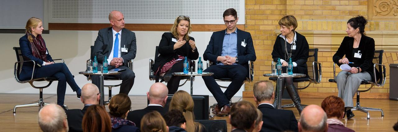 Diskussionsrunde "Digitale Bildung in Ausbildung und Beruf - Welche digitalen Kompetenzen werden in der Berufsschule vermittelt?" auf der ZEIT-Konferenz Schule & Bildung 2016 Diskussionsrunde "Digitale Bildung in Ausbildung und Beruf - Welche digitalen Kompetenzen werden in der Berufsschule vermittelt?" auf der ZEIT-Konferenz Schule & Bildung 2016