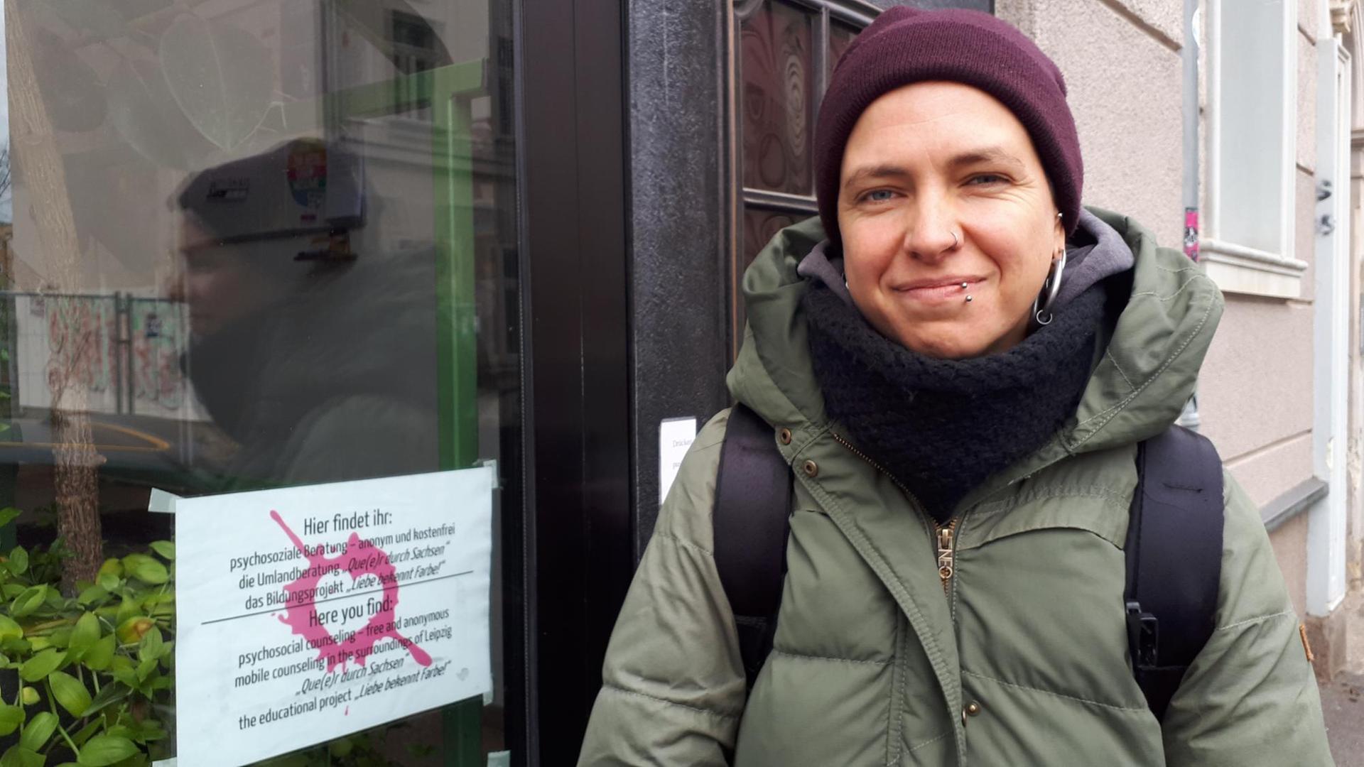 Manuela Tillmanns, Koordinatorin des Projekts "Qu(e)er durch Sachsen - Mobile Beratung im ländlichen Raum", steht vor einer Fensterscheibe, an die das Projektschild geklebt ist. Manuela Tillmanns, Koordinatorin des Projekts "Qu(e)er durch Sachsen - Mobile Beratung im ländlichen Raum", steht vor einer Fensterscheibe, an die das Projektschild geklebt ist.