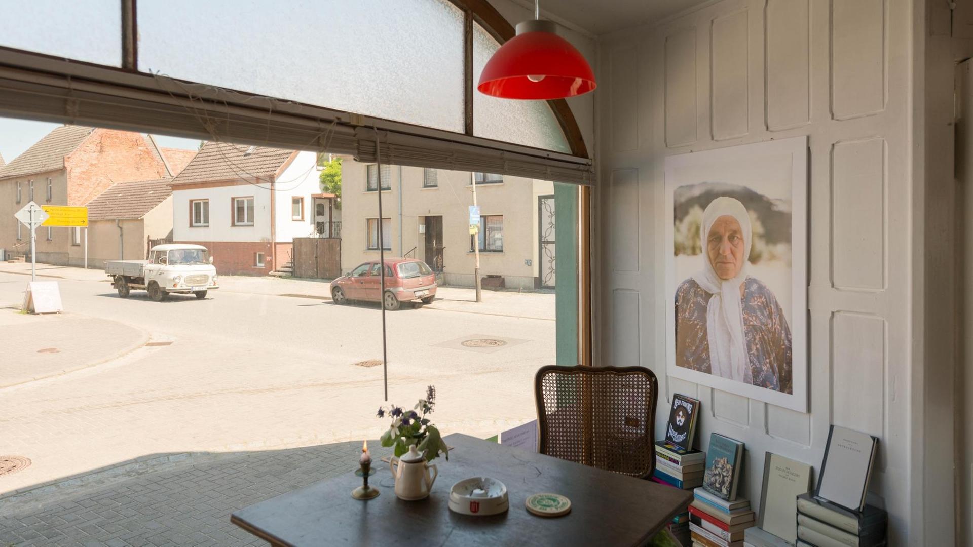 Blick durch das Fenster aus dem Buchladen und Antiquariat in Fürstenwerder Blick durch das Fenster aus dem Buchladen und Antiquariat in Fürstenwerder