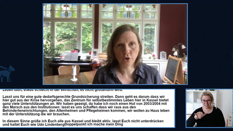 In einem Fenster des Livestreams spricht eine Frau, darunter sieht man eine Gebärdendolmetscherin und ein Fester mit Untertiteln.