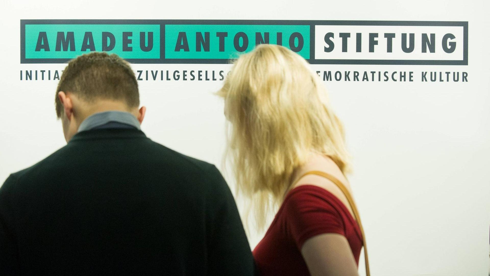 Menschen stehen vor dem Stand der Amadeu-Antonio-Stiftung auf der Frankfurter Buchmesse 2017 Menschen stehen vor dem Stand der Amadeu-Antonio-Stiftung auf der Frankfurter Buchmesse 2017