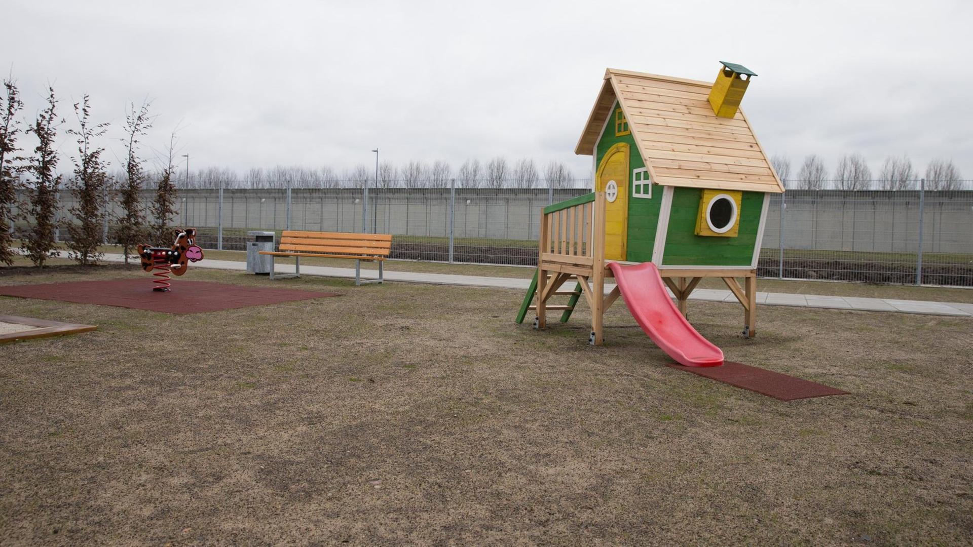 Spielgeräte für Kinder vor dem Hafthaus für weibliche Gefangene auf dem Gelände der JVA Billwerder.