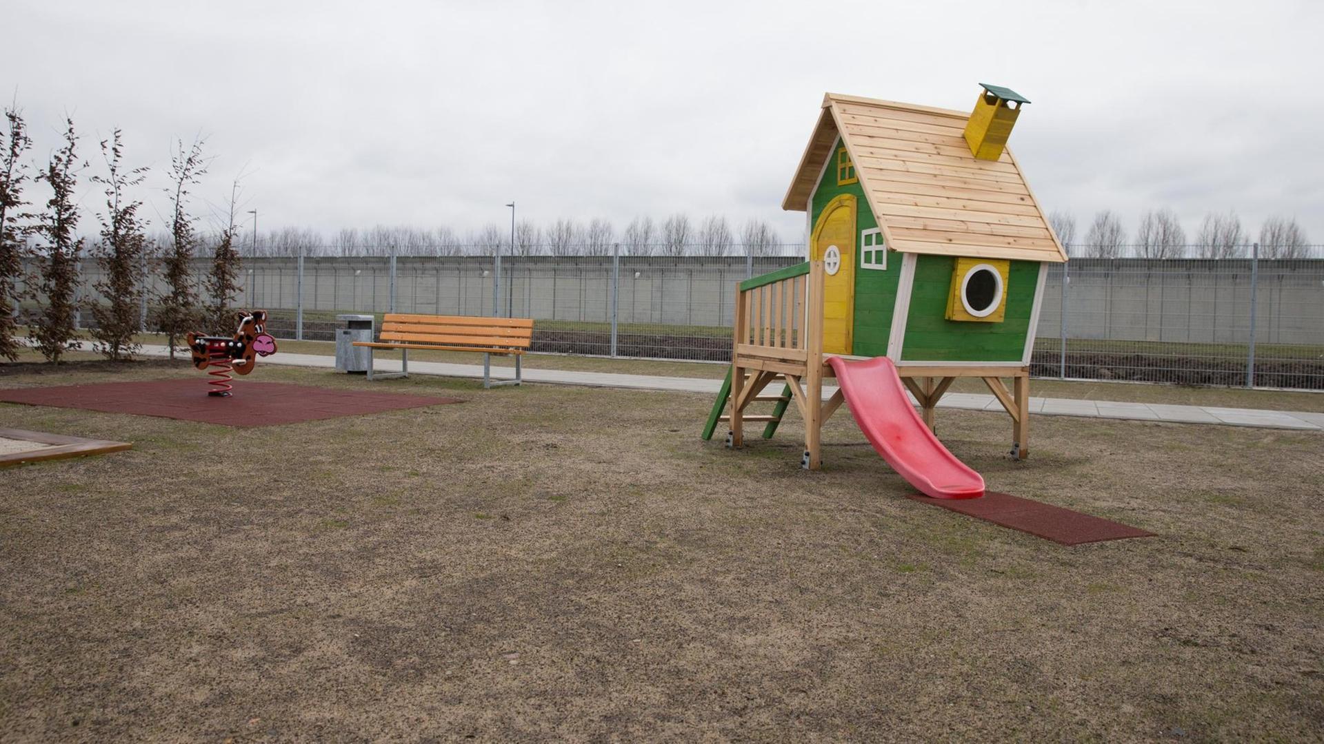 Spielgeräte für Kinder vor dem Hafthaus für weibliche Gefangene auf dem Gelände der JVA Billwerder. Spielgeräte für Kinder vor dem Hafthaus für weibliche Gefangene auf dem Gelände der JVA Billwerder.