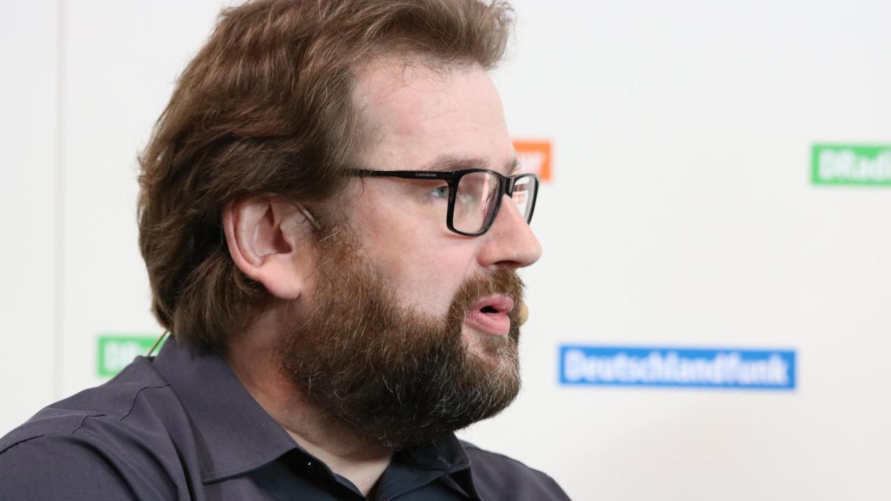 Verleger Jörg Sundermeier auf dem Podium des Deutschlandfunk auf der Frankfurter Buchmesse 2016. Verleger Jörg Sundermeier auf dem Podium des Deutschlandfunk auf der Frankfurter Buchmesse 2016.