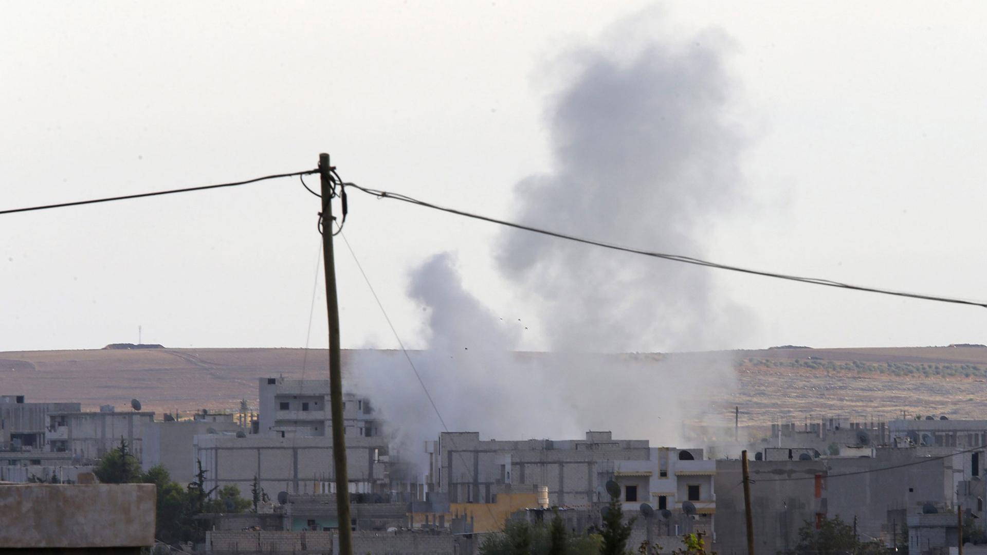 Um die nord-syrische Stadt Kobane liefern sich Kurden und IS-Kämpfer heftige Gefechte. Um die nord-syrische Stadt Kobane liefern sich Kurden und IS-Kämpfer heftige Gefechte.