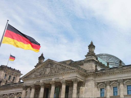 Reichstagsgebäude im Regierungsviertel in Berlin-Mitte am 14.06.2017. Berlin-Mitte: Wehende Flaggen auf dem Reichstagsgebäude, dem Sitz des Deutschen Bundestages.