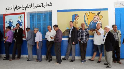 Bürger vor der Abstimmung bei der Parlamentswahl in Tunesien.