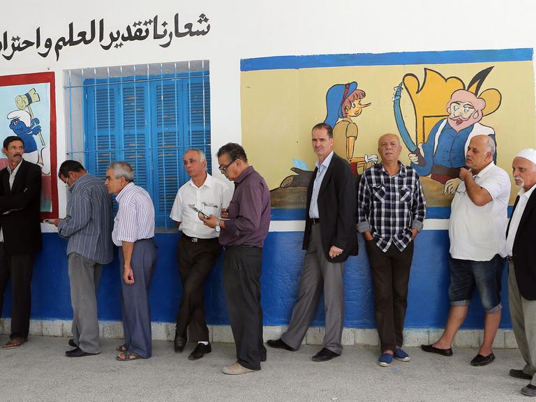 Bürger vor der Abstimmung bei der Parlamentswahl in Tunesien.