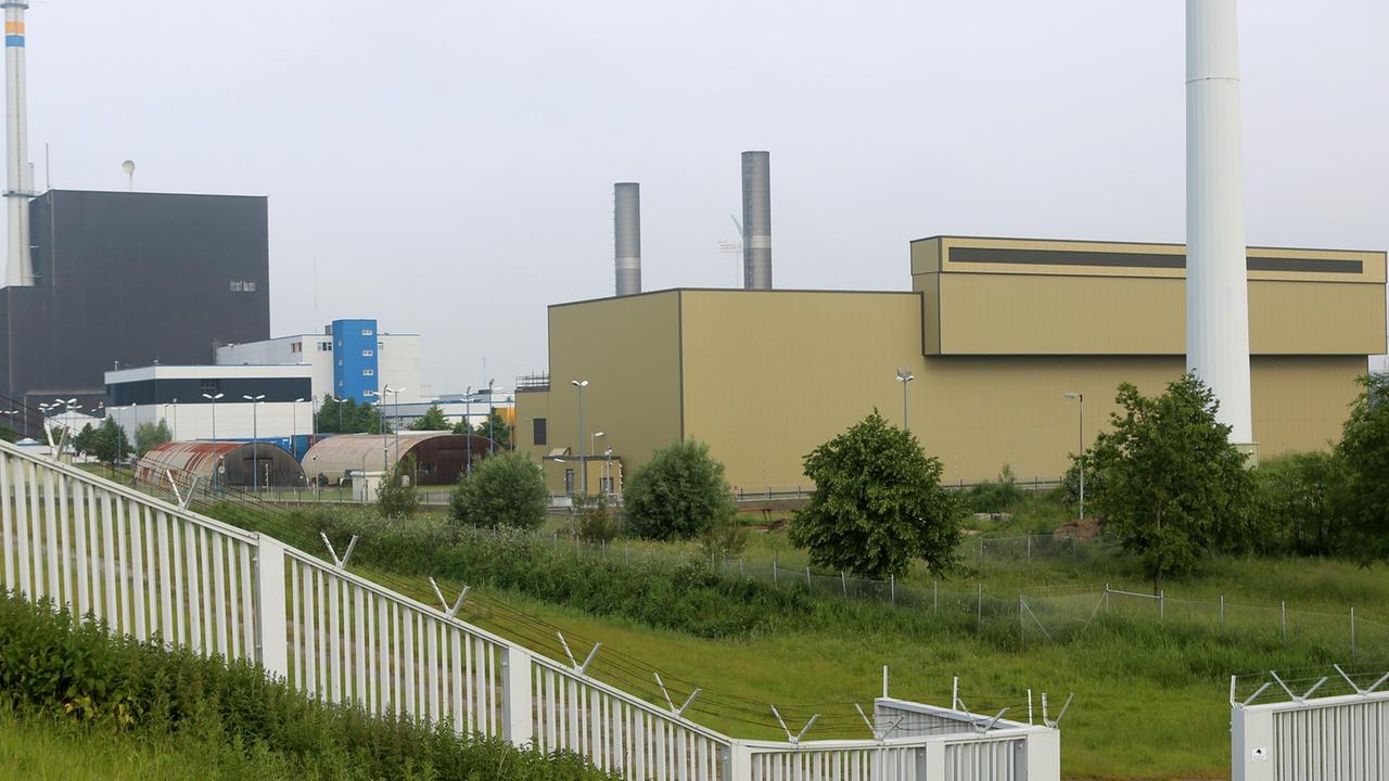 Das atomare Zwischenlager (vorne) am Kernkraftwerk (l hinten) in Brunsbüttel (Schleswig-Holstein), aufgenommen am 20.06.2013.