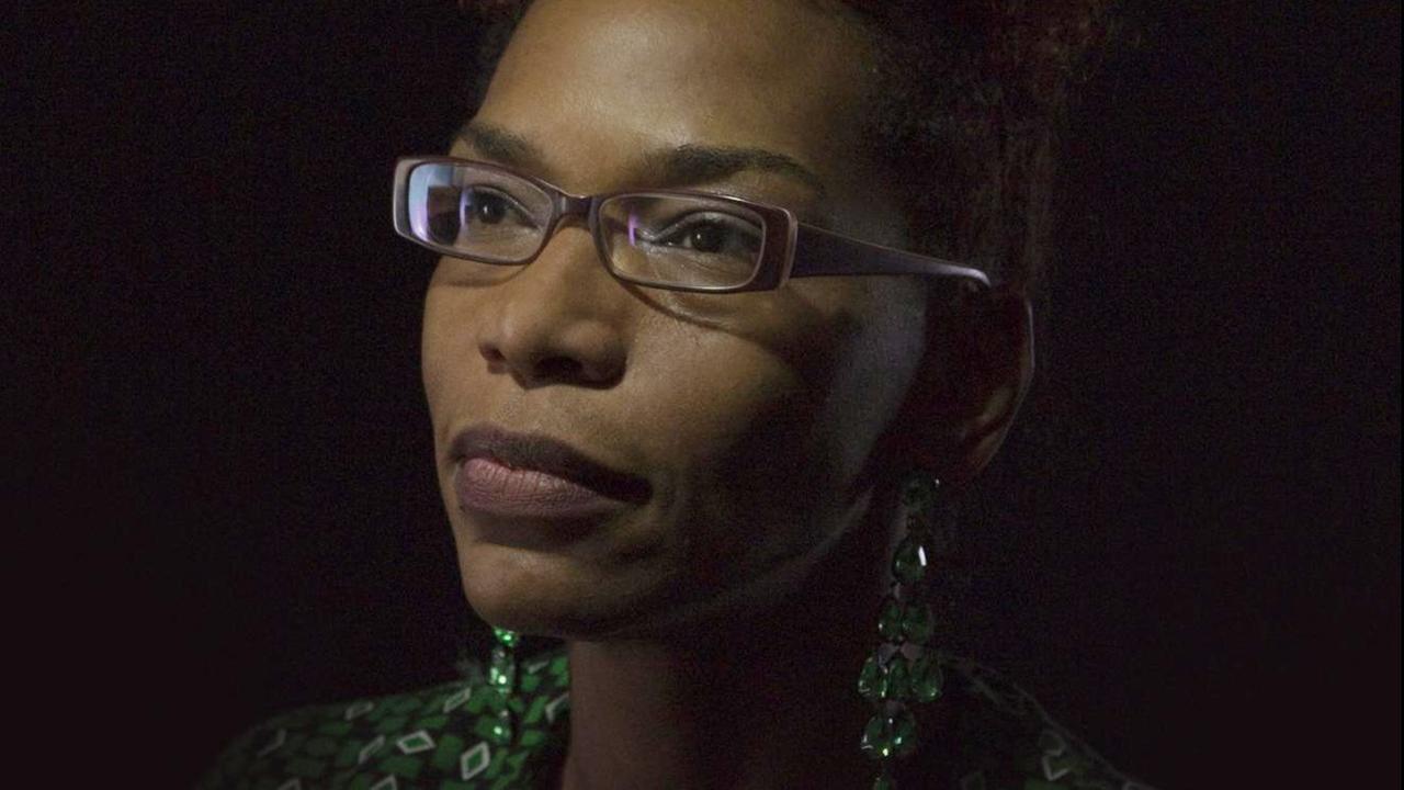 Ein Porträt der Studienrätin Saraya Gomis, die sich mit rassistischen Praktiken im Bildungssystem beschäftigt. Ein Porträt der Studienrätin Saraya Gomis, die sich mit rassistischen Praktiken im Bildungssystem beschäftigt.