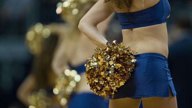 Cheerleader von Alba Berlin in blauen Trikots mit goldenen Puscheln.
