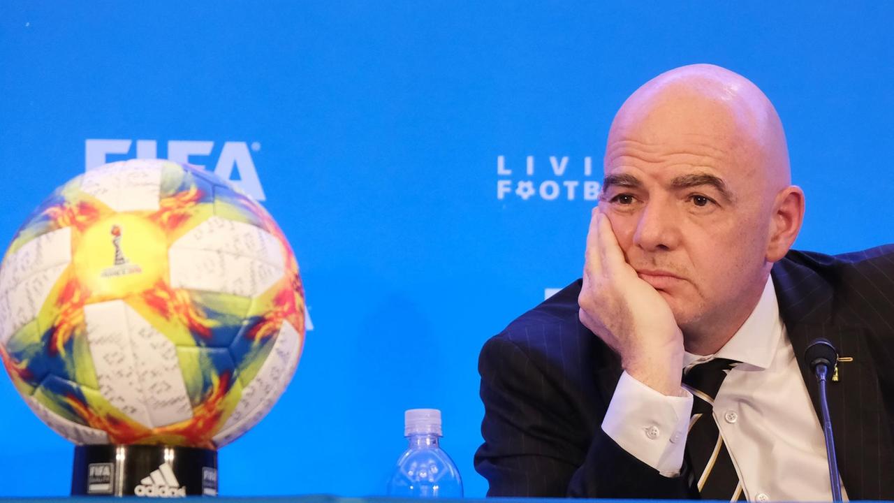 FIFA-Präsident Gianni Infantino guckt nachdenklich bei einer Pressekonferenz bei einem FIFA-Treffen in Miami FIFA-Präsident Gianni Infantino guckt nachdenklich bei einer Pressekonferenz bei einem FIFA-Treffen in Miami