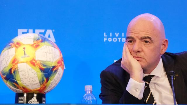 FIFA-Präsident Gianni Infantino guckt nachdenklich bei einer Pressekonferenz bei einem FIFA-Treffen in Miami