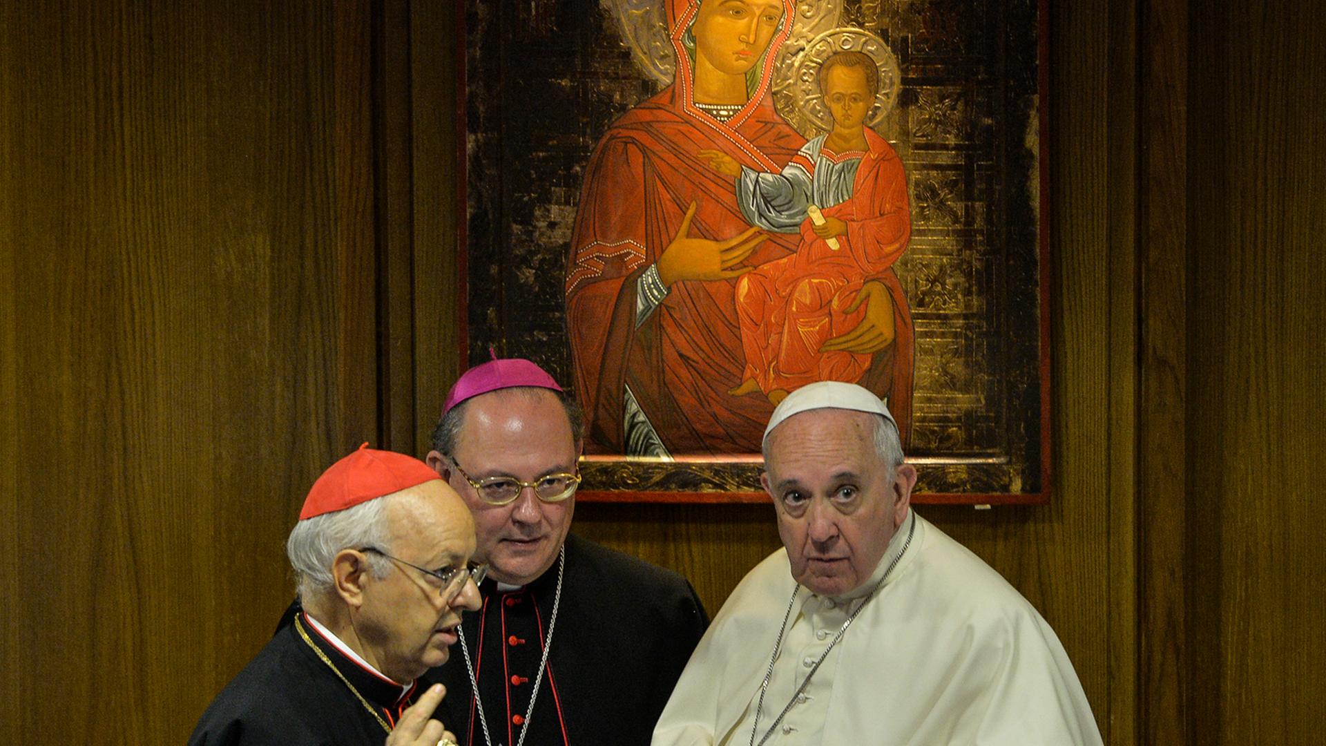 Papst Franziskus bevor er im Rahmen der außerordentlichen Bischofssynode eine Rede hält. Papst Franziskus bevor er im Rahmen der außerordentlichen Bischofssynode eine Rede hält.