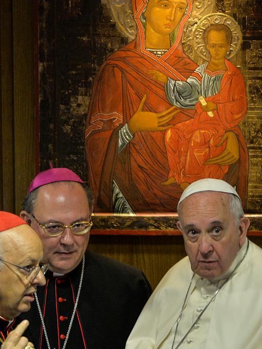 Papst Franziskus bevor er im Rahmen der außerordentlichen Bischofssynode eine Rede hält.
