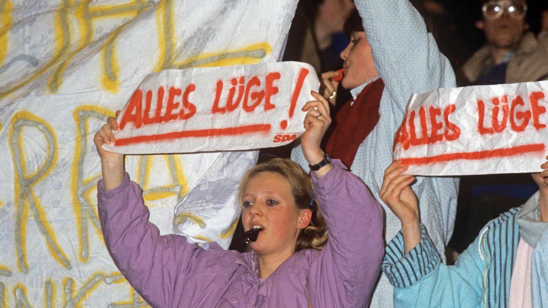 "Alles Lüge" steht auf Plakaten, die Demonstranten während einer Wahlveranstaltung von Bundeskanzler Kohl am 21.01.1987 in der Festhalle in Frankfurt am Main hochhalten. Am 25.01.1987 wurde bei den Wahlen zum Deutschen Bundestag die Regierungskoalition von CDU/CSU und FDP unter Bundeskanzler Kohl vom Wähler bestätigt. "Alles Lüge" steht auf Plakaten, die Demonstranten während einer Wahlveranstaltung von Bundeskanzler Kohl am 21.01.1987 in der Festhalle in Frankfurt am Main hochhalten. Am 25.01.1987 wurde bei den Wahlen zum Deutschen Bundestag die Regierungskoalition von CDU/CSU und FDP unter Bundeskanzler Kohl vom Wähler bestätigt.