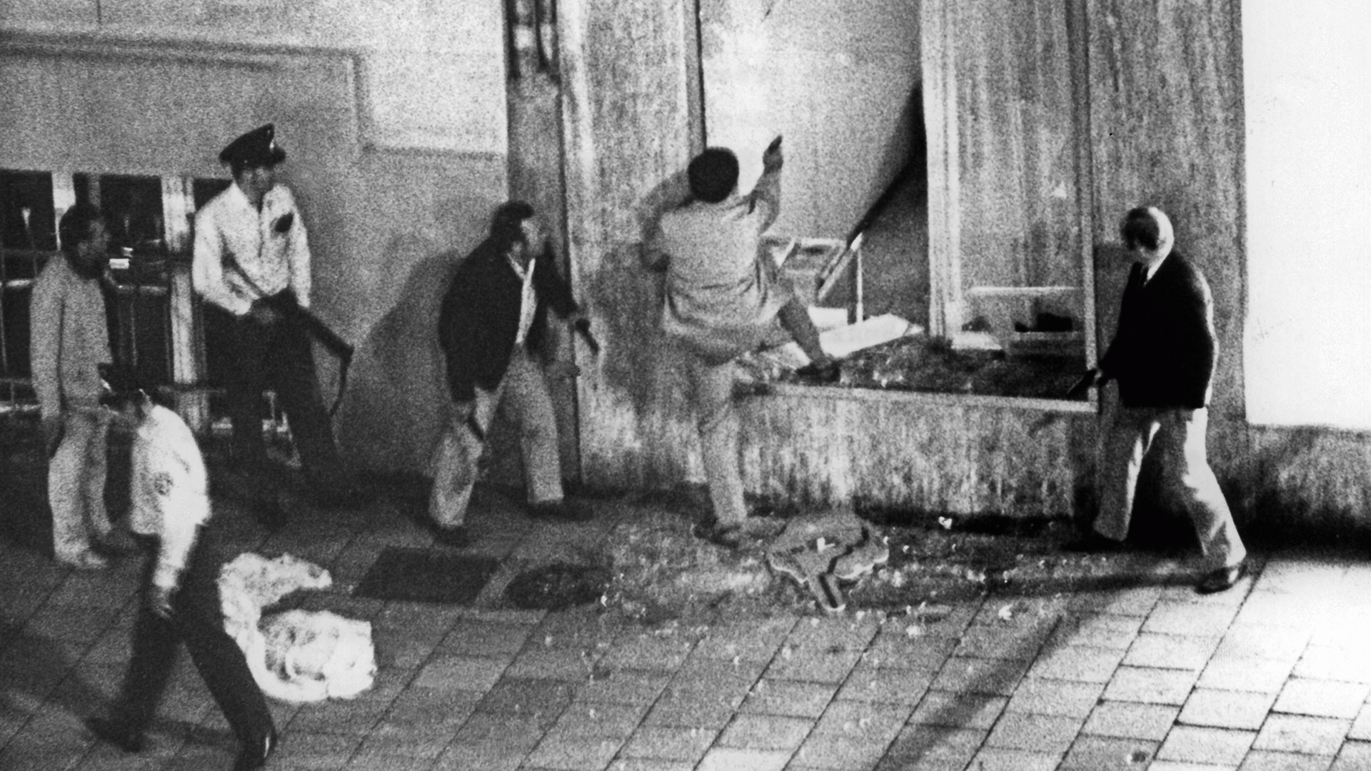 Ein Banküberfall in München mit Geiselnahme Anfang August 1971 hat zwei Todesopfer gefordert. Ein Banküberfall in München mit Geiselnahme Anfang August 1971 hat zwei Todesopfer gefordert.