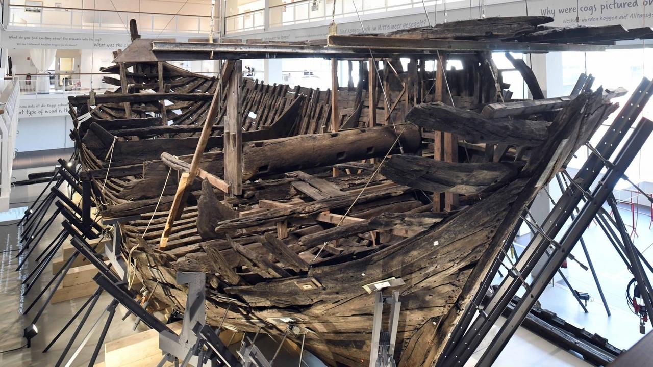 Zu sehen ist eine Kogge, die in der Kogge-Halle des Deutschen Schiffahrtsmuseums ausgestellt ist. Zu sehen ist eine Kogge, die in der Kogge-Halle des Deutschen Schiffahrtsmuseums ausgestellt ist.