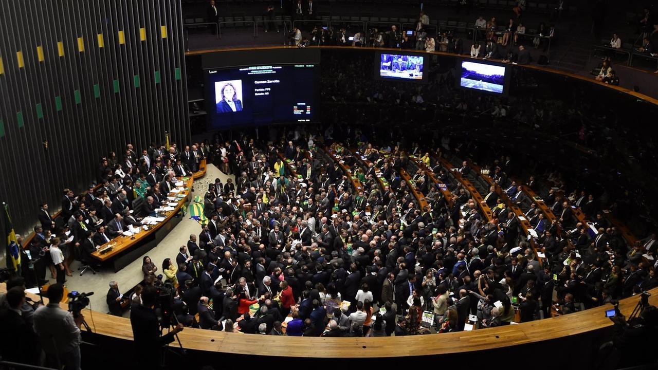 Das Bild zeigt das vollbesetzte Parlament vom Zuschauerrang aus gesehen.