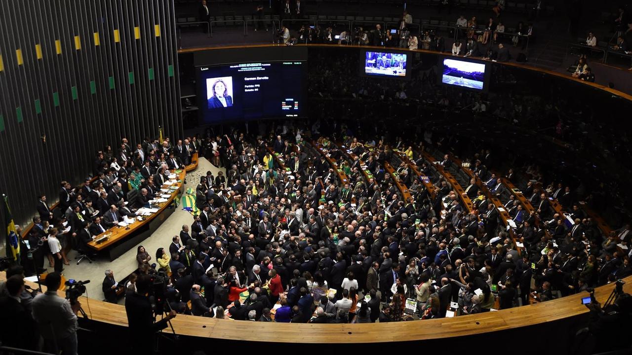 Das Bild zeigt das vollbesetzte Parlament vom Zuschauerrang aus gesehen. Das Bild zeigt das vollbesetzte Parlament vom Zuschauerrang aus gesehen.