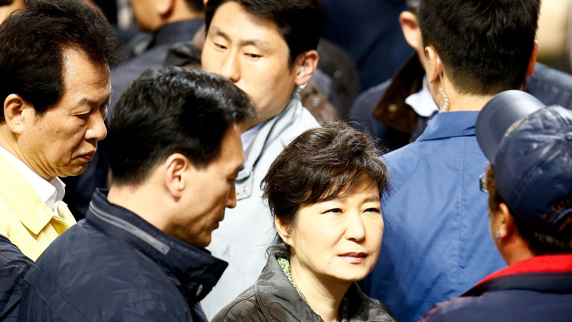 Südkoreas Präsidentin Park Geun Hye, umringt von Angehörigen vermisster Passagiere der verunglückten Fähre "Sewol" Südkoreas Präsidentin Park Geun Hye, umringt von Angehörigen vermisster Passagiere der verunglückten Fähre "Sewol"