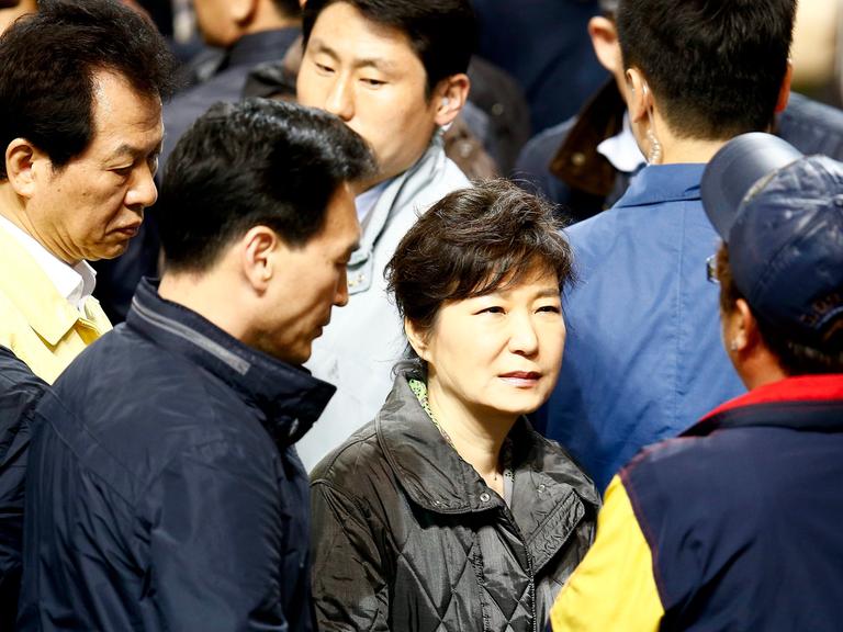 Südkoreas Präsidentin Park Geun Hye, umringt von Angehörigen vermisster Passagiere der verunglückten Fähre "Sewol"