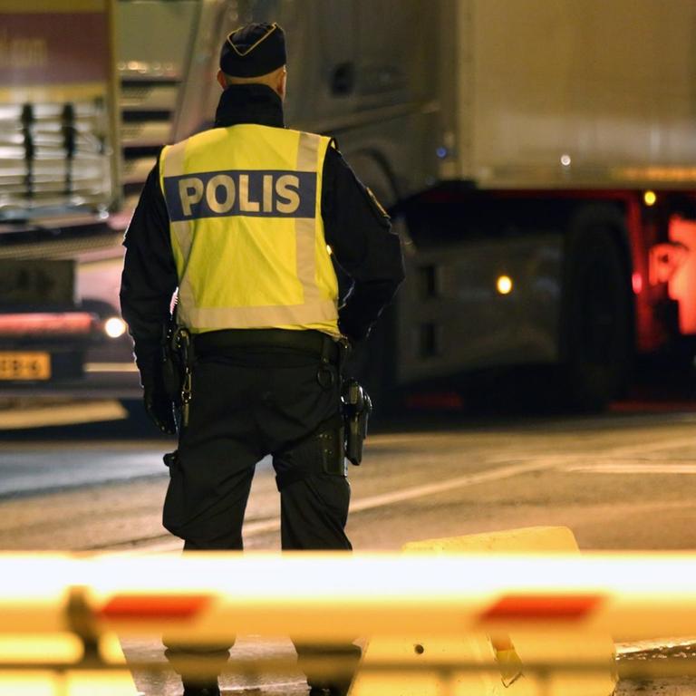 Schwedische Polizei kontrolliert am 12.11.2015 im Hafen von Trelleborg (Schweden), die mit einer Fähre aus Rostock (Mecklenburg-Vorpommern) ankommenden Fahrzeuge.
