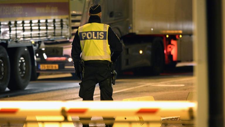 Schwedische Polizei kontrolliert am 12.11.2015 im Hafen von Trelleborg (Schweden), die mit einer Fähre aus Rostock (Mecklenburg-Vorpommern) ankommenden Fahrzeuge.