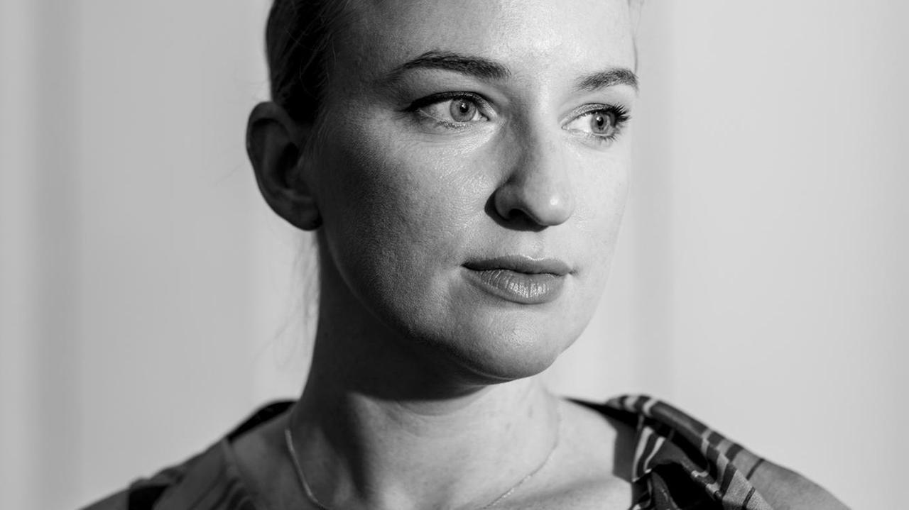 Porträt der Galeristin Nathalie Johnston. Porträt der Galeristin Nathalie Johnston.