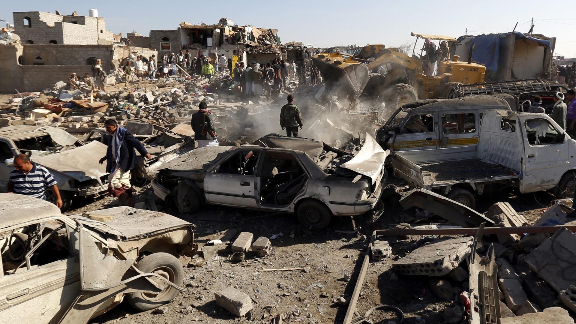 Zerstörungen in Sanaa am 26. März 2014 nach einem saudischen Angriff