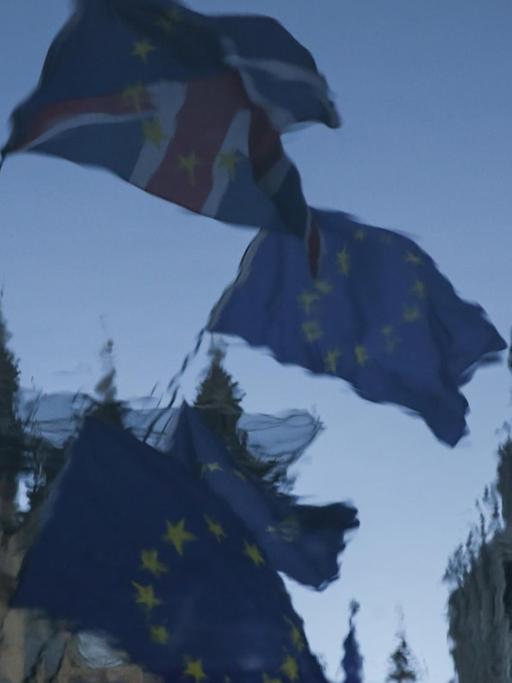 Die britische und die EU-Flagge spiegeln sich in einer Pfütze